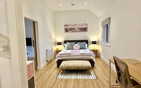 Bespoke 1 Bedroom Barn By Stansted Airport & Holiday Parking
